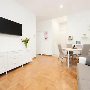 https://white-flat-labicana.it-romehotels.com